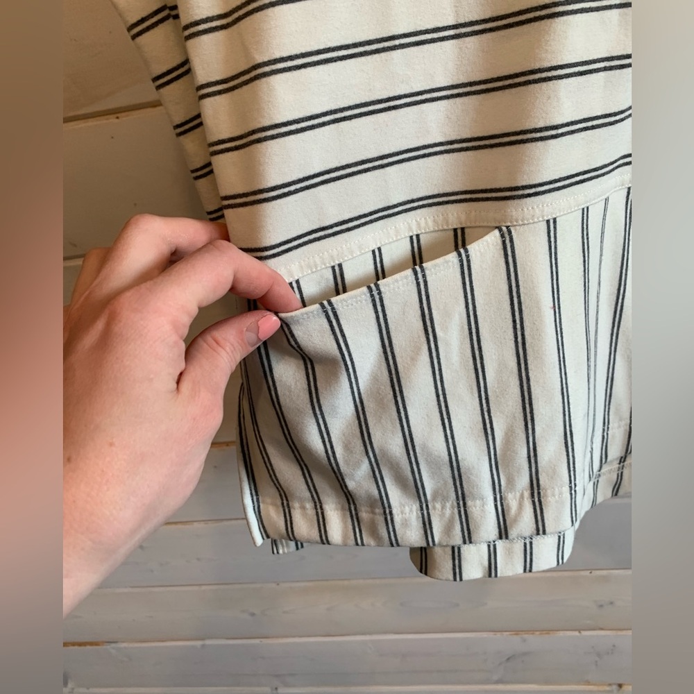 Melló Day | Women’s Hooded Striped Beach Sweater - Picture 2 of 8